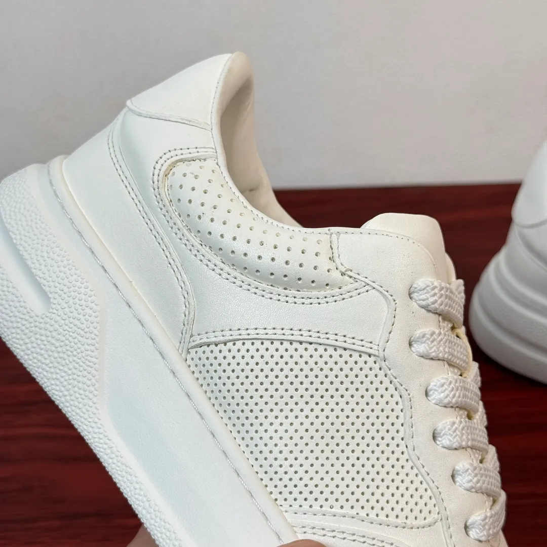 Batch 800 Gucci/Gucci new autumn men's leather sneakers thick-soled lightweight biscuit shoes! In the 2025 autumn and winter series, this sneaker adopts a thick-soled structure and cleverly uses the triple elements of silhouette design, color matching and material. Showcase retro style. This shoe is crafted from cow leather with webbing details and features a lightweight rubber sole for added sophistication. Multiple leathers are finely tailored and precision motorcycle composite splicing creates a full sense of layering. Full calfskin lining and insole, gold logo letter badge details, 5CM thickened lightweight rubber sole, air-glue stitching process, durable without opening the glue and excellent on-foot comfort, flat last shape, easy to match with all types of pants, and comes with a full set of packaging! Size: 39-40-41-42-43-44 leather shoe size (38.45 can be customized) Item number: 431920 full leather white